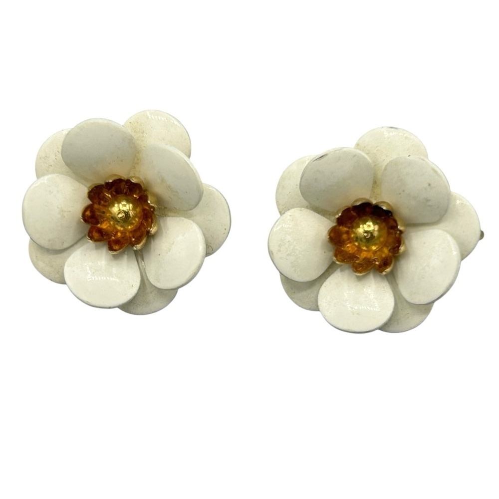 Sarah Coventry White Flower Clip On Earrings